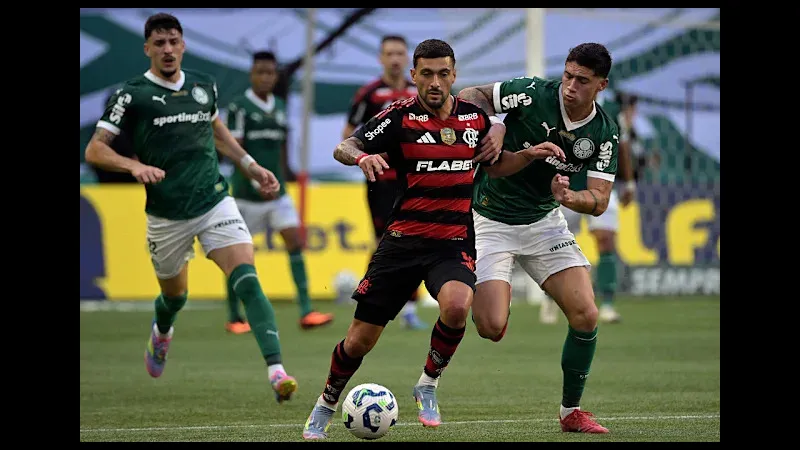 Cầu thủ của Palmeiras cố gắng chuyền bóng qua phòng ngự Flamengo